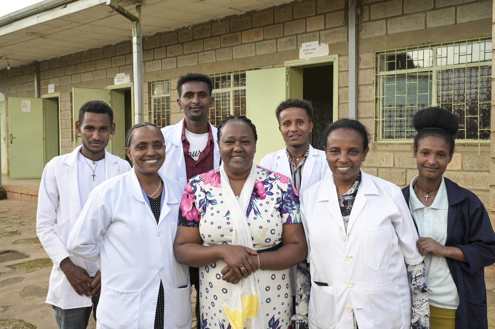Gruppenbild mit Schwester Meskel Kelta (Mitte) und Klinik-Mitarbeitern