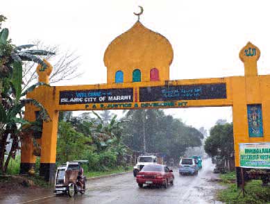 Eingangstor über einer Straße auf der philippinischen Insel Mindanao für die Stadt Marawi.