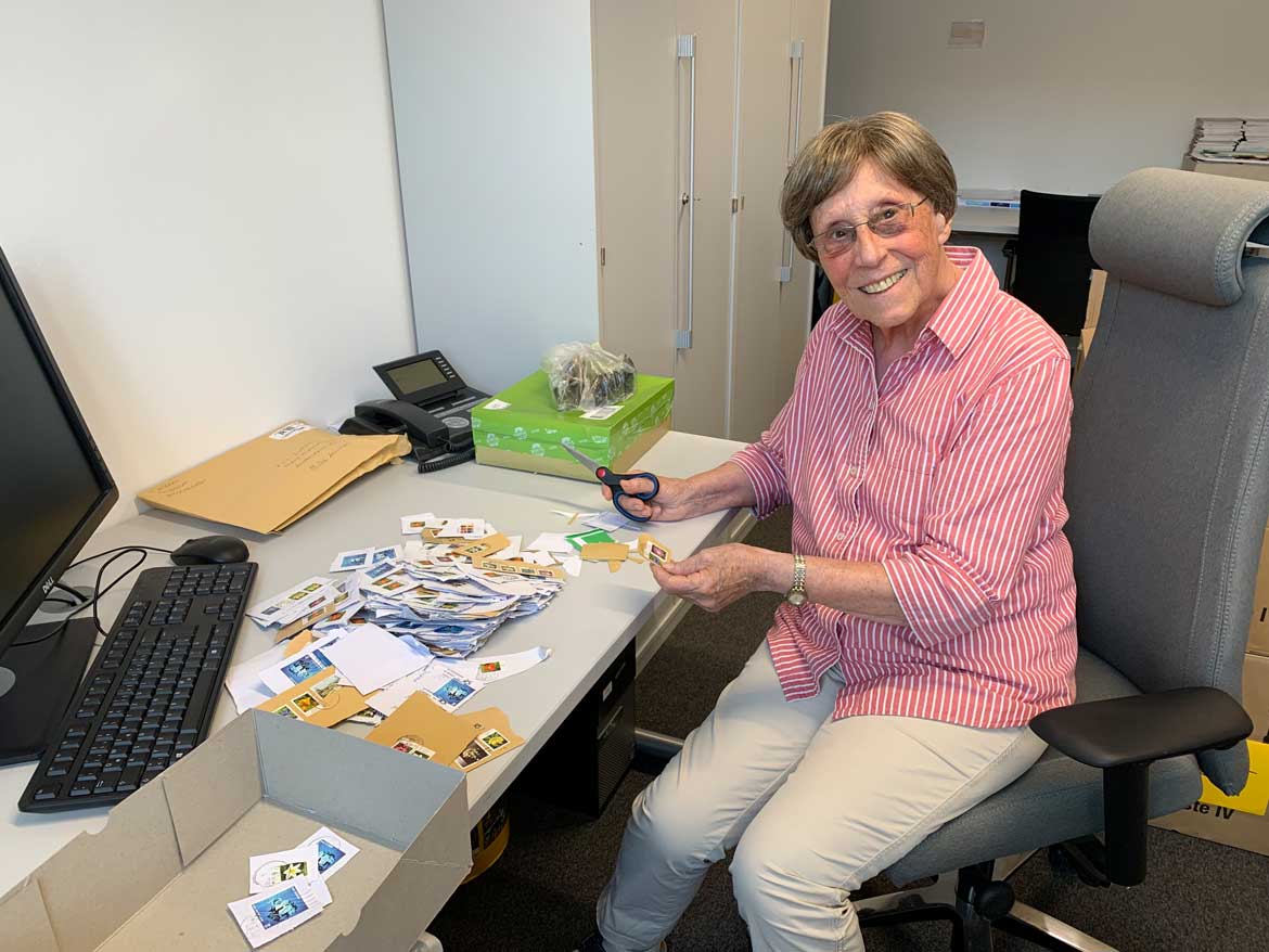 Schwester Ruth Schmidl sortiert Briefmarken für einen guten Zweck.